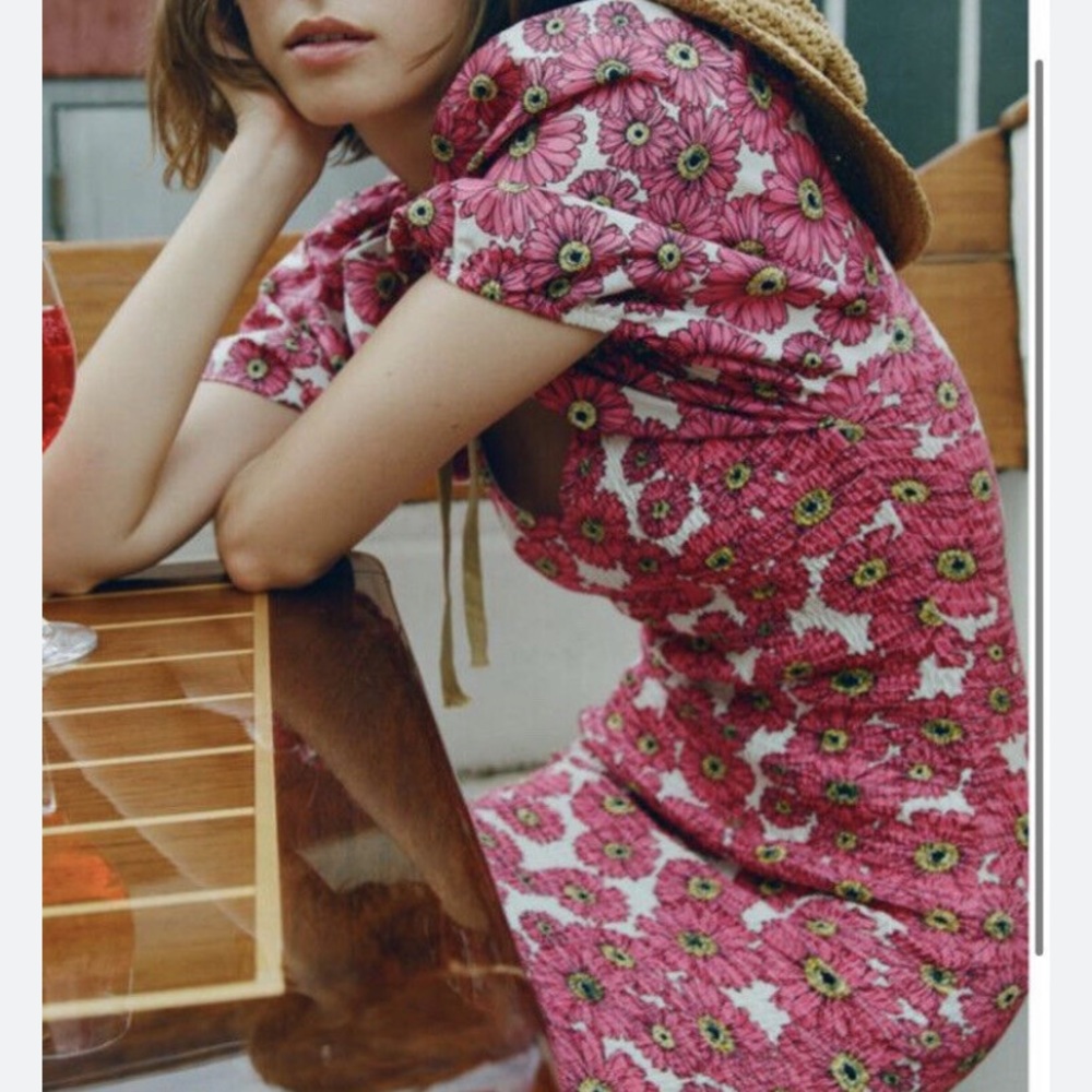 Zara pink floral puff sleeve S v-neck mini dress. Ruching from chest down.